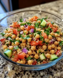 Gesunder Quinoa- und Kichererbsensalat