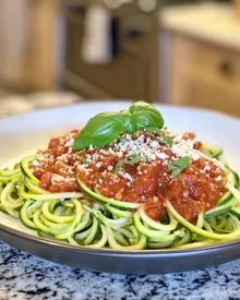 Leckere Zucchini-Nudeln mit Marinara-Sauce